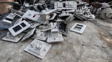 Büyük bir dükkanda bir sürü farklı şey bulunan eski bozuk bir telefon.