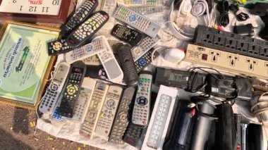 Çeşitli elektronik aletlere sahip elektronik cihaz
