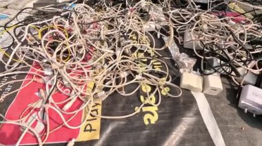 Güç için bir sürü elektrik kablosu
