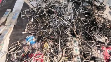 Beyaz arka planda çok farklı elektrik bileşenleri var.