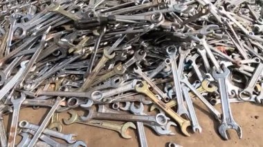 Atölyede bir sürü metal çivi var.