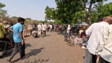 Hindistan 'da yürüyen fakir insanlar