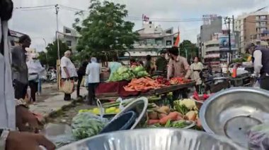 Birçok insan sebze satın alıyor. 