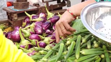 Piyasada taze brinjals