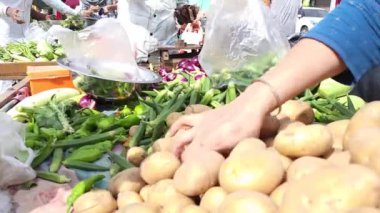 Pazarda yemek pişirmek için taze sebze.