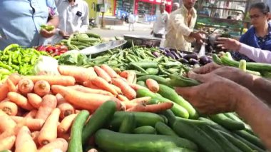 Piyasada taze organik sebze