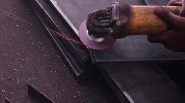 Garajda çalışan adam.