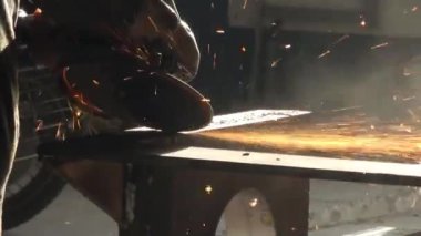 Kıvılcımlı metal kaynak