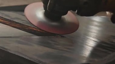 Öğütücüyle metal öğütücü.