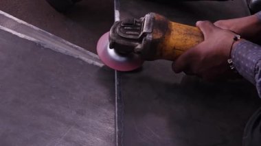 Metal öğütücüyle çalışan.