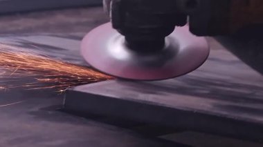 Fabrikada metal öğütücü.
