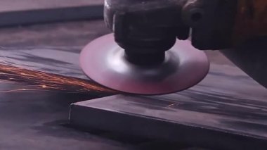 Fabrikadaki metal öğütücü.