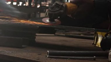 Bir fabrikada kaynak.