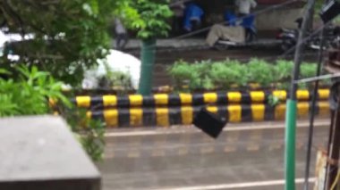 Şehirdeki yol bulanık.