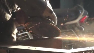 kıvılcımlar saçan metal kıvılcımlar