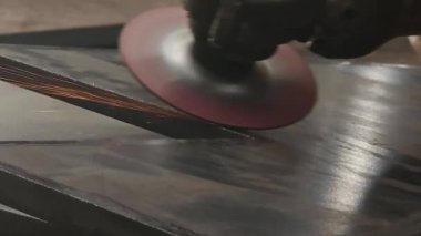 Metal bir plakaya yakın.