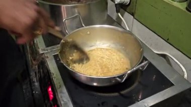 Şef mutfakta yemek hazırlıyor.