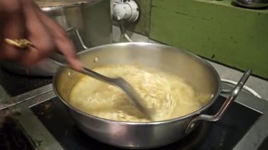 Patatesli krep yapıyorum.