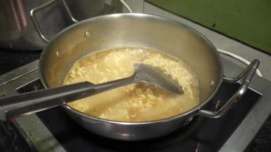 Mutfakta hamur yapmak..