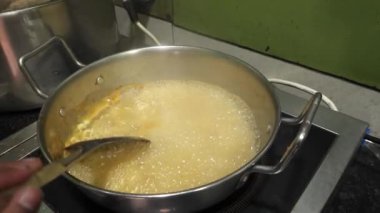 Mutfakta yemek yapmak.