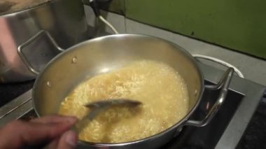 Şef lokanta mutfağında yemek pişiriyor.