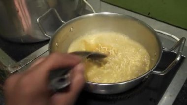 Aşçının mutfağında yemek pişirme süreci.