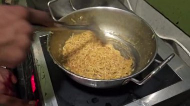Mutfakta pilav pişirmek.