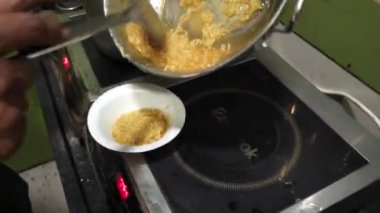 Lezzetli bir Hint yemeği pişirme süreci