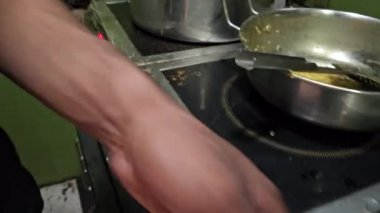 Yemek ve yemek kavramı: Erkek elleri mutfakta yemek pişirir.