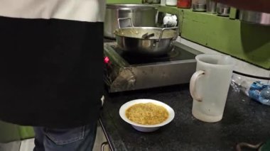 Adam bir fincan kahveyle sıcak kahve hazırlıyor.