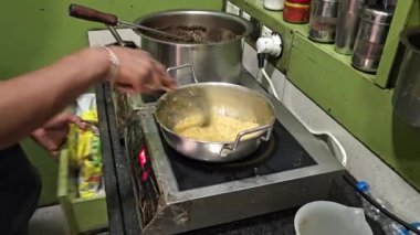 Şef mutfakta lezzetli yemekler hazırlıyor, yemek pişirme konsepti