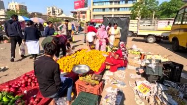 Mumbai, Hindistan - 11 Mart, 22 16 kişi Mumbai, Maharashtra, Hindistan 'daki meyve tezgahında