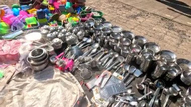 Masanın üzerinde metal tabaklar ve bardaklar