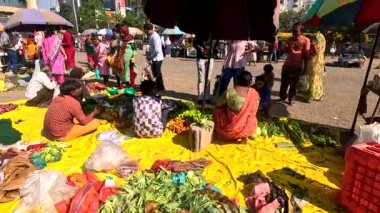 Mumbai, Hindistan - 25 Mayıs, 20 0 16: Mumbai Mumbai Mumbai pazarında sebze satan kimliği belirsiz kişiler