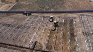 Geniş, modern bir tarım alanının inşası üzerine hava manzarası