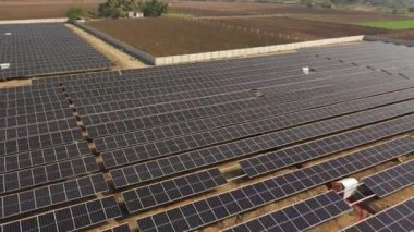 Kırsal kesimdeki güneş enerjisi panelleri
