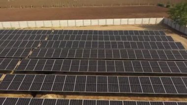 Güneş enerjisi santrali için güneş panellerinin hava görüntüsü.