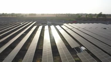 Güneş paneli en üstte..