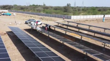 bir çatısında güneş panelleri