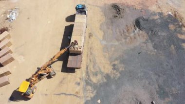 İnsansız hava aracı ve kamyonu olan bir inşaat alanı.