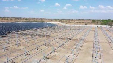 Geniş çatıdaki güneş panelleri