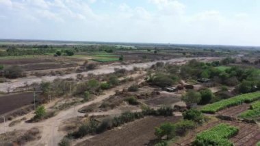 Nehir ve ağaçlarla yol manzarası.