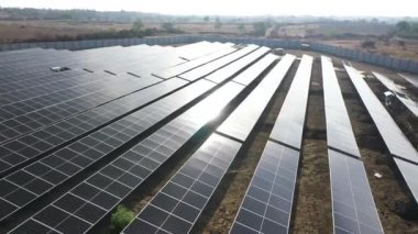 Güneş enerjisi santralindeki güneş panelleri. güneş enerjisi.