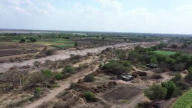 Hindistan 'daki kırsal yolun havadan görünüşü