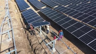 Bir güneş santralindeki modern güneş enerjisi panellerinin havadan görünüşü. Yenilenebilir enerji kaynağı. Güneş enerjisi. Güneş panelleri.