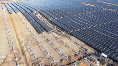 Alandaki güneş panelleri