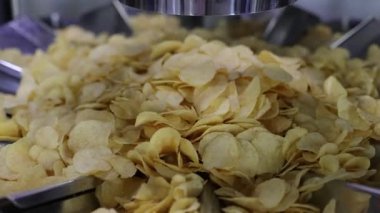 Pazarda taze kurutulmuş patates cipsi yakın çekim.