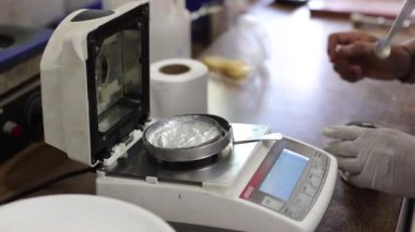 Çikolatalı pasta yapıyorum.