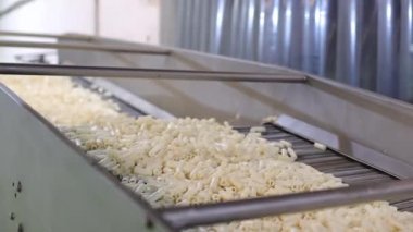 bir fabrikada üretim hattı.