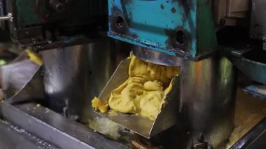 Bir makinenin kesme ve işleme süreci